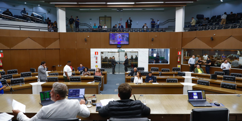 parlamentares presentes na reunião plenária da câmara de bh
