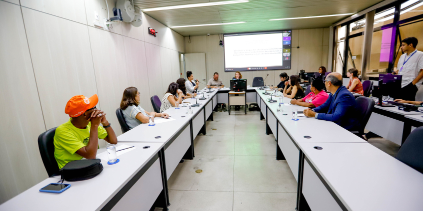 Vereadores e convidados no Plenário Helvécio Arantes