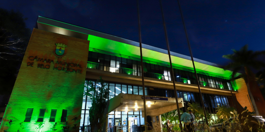 Fachada da CMBH iluminada de verde
