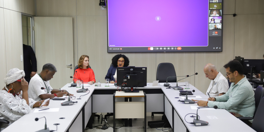 parlamentares e participantes presentes em audiência pública na câmara municipal de bh