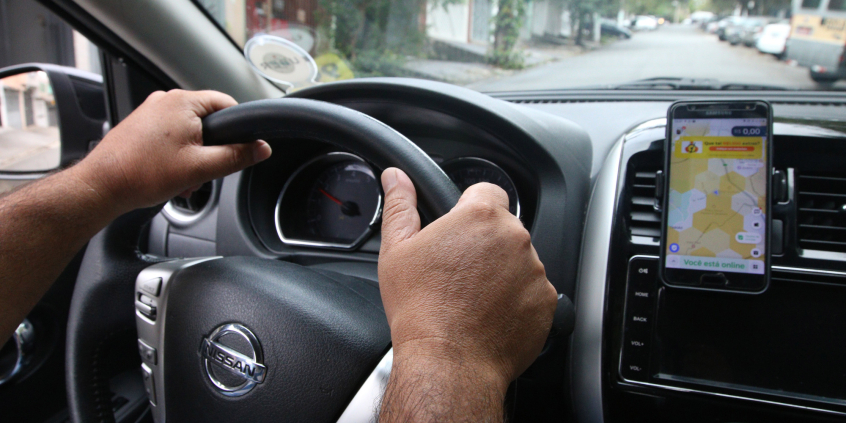 mãos seguram volante de carro