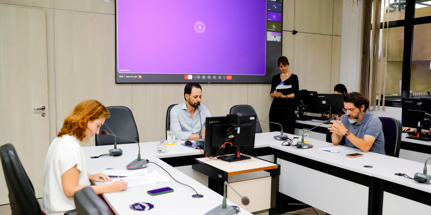 parlamentares presentes em reunião de comissão