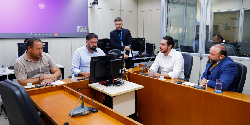 parlamentares presentes em reunião de comissão na câmara de bh