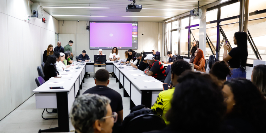 parlamentares e participantes presentes em audiência pública na câmara municipal de bh