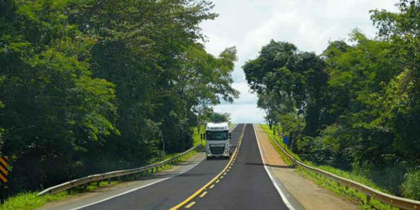 Caminhão na BR040