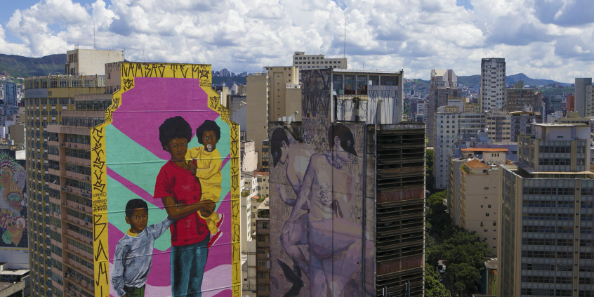Vista aérea do centro da cidade, com arte colorida em empena de prédio