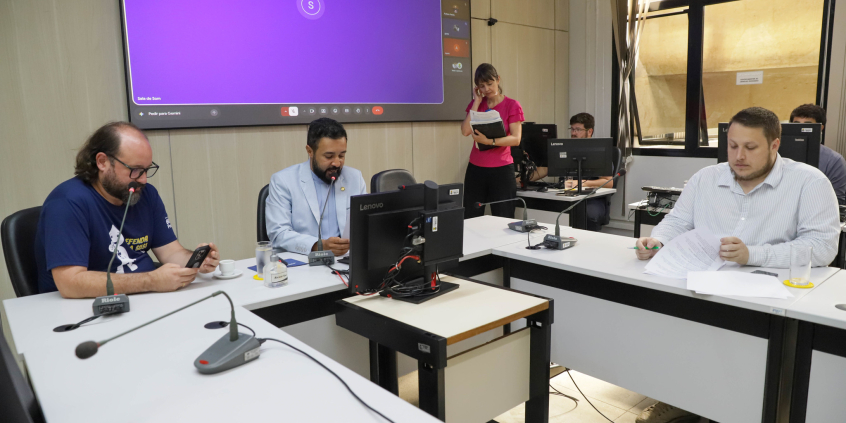 parlamentares presentes em reunião de comissão na câmara de bh