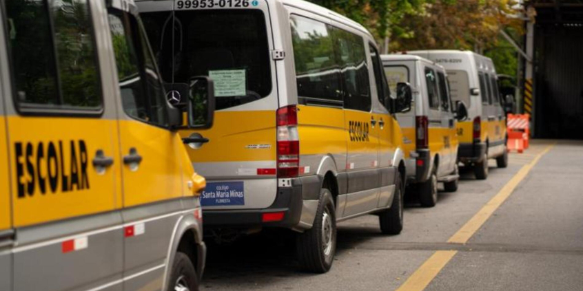 veículos de transporte escolar