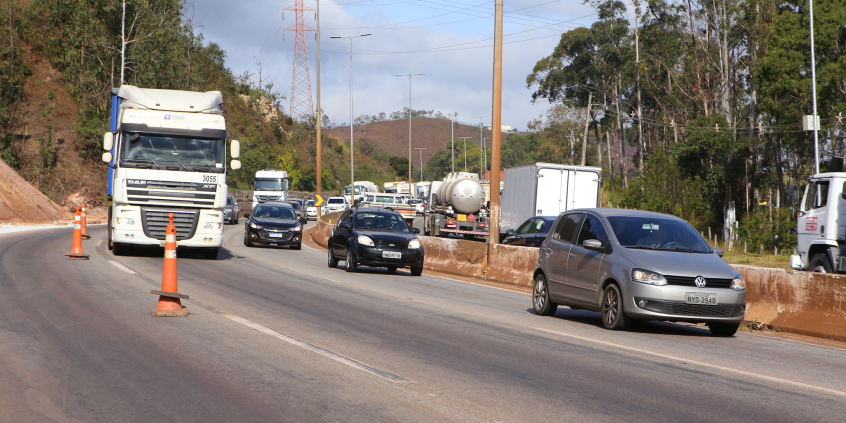 Carros trafegam no Anel Rodoviário