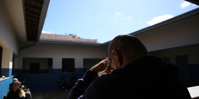 Pessoa de cabeça baixa no Centro de Referência em Saúde Mental Barreiro