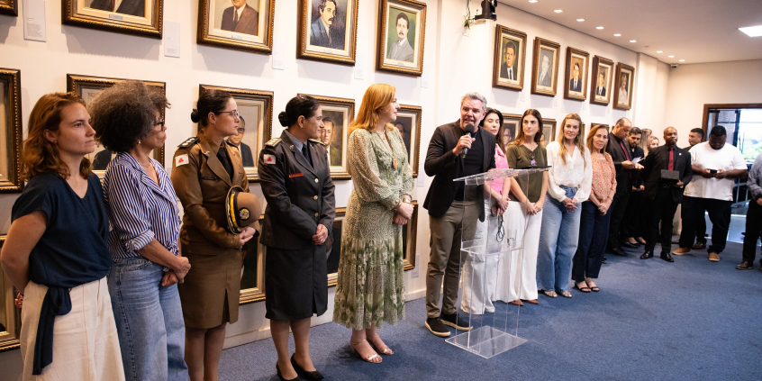 parlamentares e participantes presentes em reunião na câmara