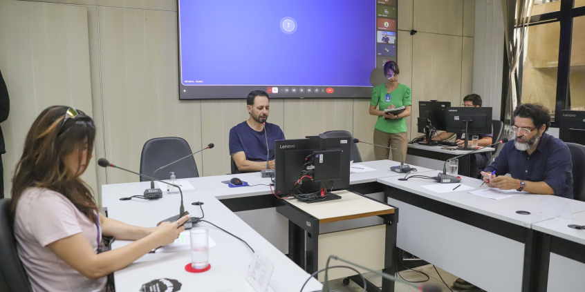 parlamentares presentes em reunião de comissão na câmara de bh