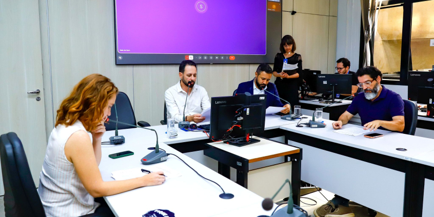 parlamentares presentes em reunião de comissão
