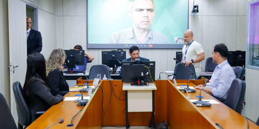 Vereadores e convidados no Plenário Camil Caram