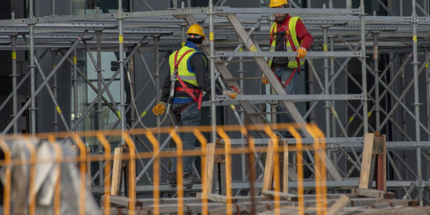 Homens trabalham em obra