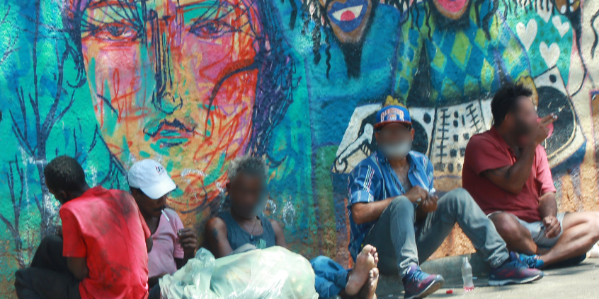 pessoas fazem uso de drogas ilícitas em via pública de centro urbano