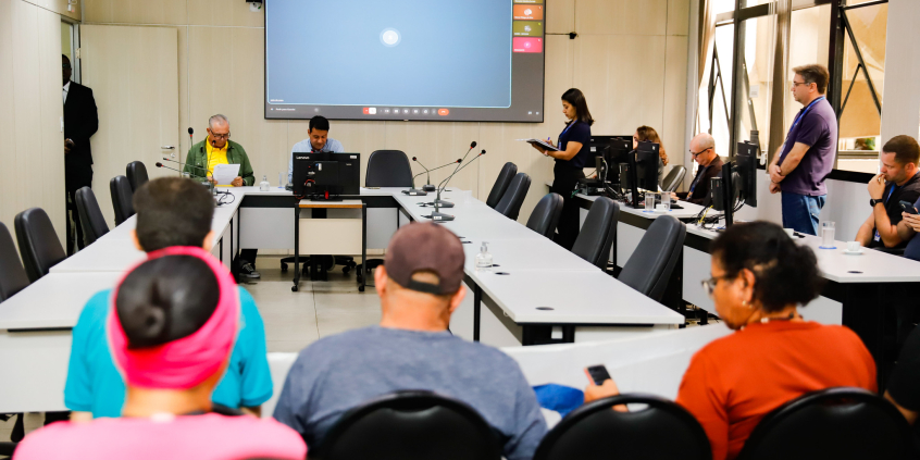parlamentares e participantes presentes em reunião na câmara municipal de bh