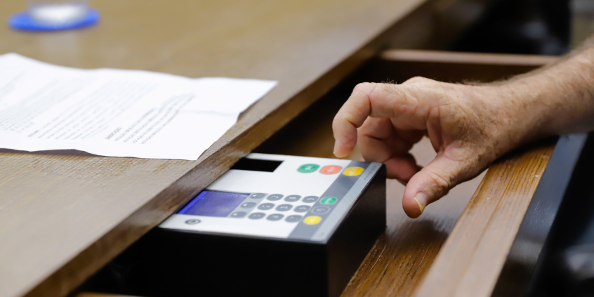 Mão de vereador votando durante Plenário da CMBH
