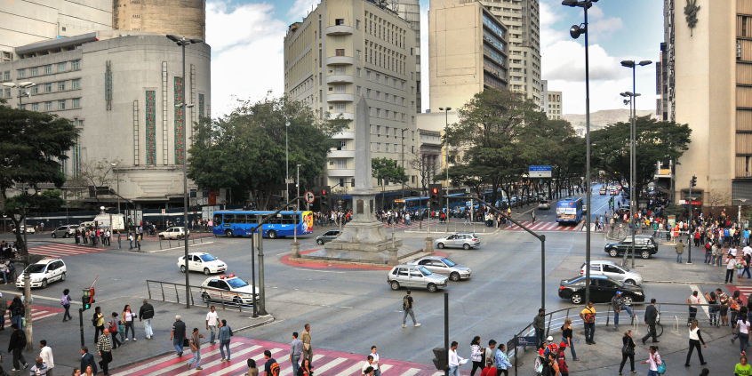 População caminhando na praça Sete