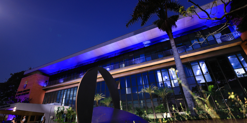 Fachada da CMBH iluminada de azul