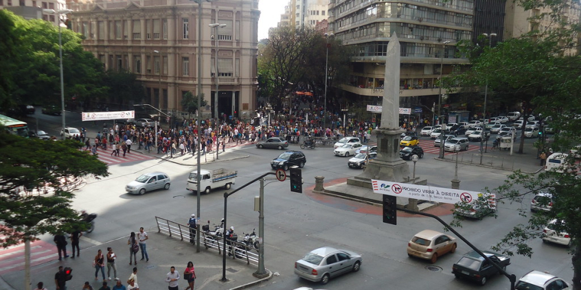 Foto da Praça Sete, com o obelisco ao centro