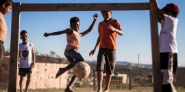 Crianças jogando bola em descampado na Ocupação Izidora. Foto: #ResisteIzidora