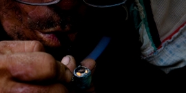 usuário de droga fumando uma pedra de crack