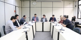 Vereadores em reunião da CPI que investiga supostas irregularidades na PBH Ativos