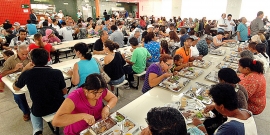Pessoas almoçando no restaurante popular