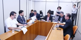 Vereadores da Comissão de Administração Pública recebem colega Cláudio da Drogaria Duarte para acompanhar apreciação de projeto de lei de sua autoria