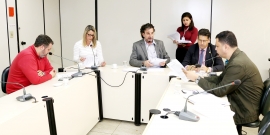 Vereadores compõem mesa de reunião no Plenário Helvécio Arantes