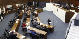 Vista superior dos Plenário Amynthas de Barros durante reunião. Parlamentares ocupam seus lugares.