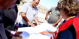 Vereador branco analisa um pepel branco, que contem mapa e projeto técnico de obra no bairro Vila do Sol
