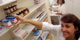 Servidora exibe medicamentos oferecidos na rede SUS