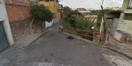 Imagem da rua Taiassu, no bairro São Geraldo. Via se afunila em passagem de pesdrestres