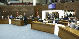 Parlamentares ocupam seus lugares no Plenário Amynthas de Barros