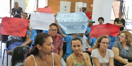 professores e alunos exibem cartazes pedindo a permanência dos jovens em suas escolas de origem