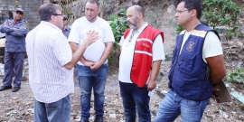 Veeador e técnicos da Urbel, Sudecap e Defesa Civil percorreram becos da Vila Tiradentes