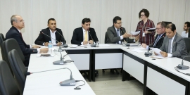 Vereadores em reunião da Comissão de Desenvolvimento Econômico, Transporte e Sistema Viário