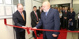 Presidente do TRE-MG, Edgard Amorim, e presidente da Câmara, Henrique Braga, sobre tapete vermelho, abrindo laço de fita vermelha que atravessa o corredor