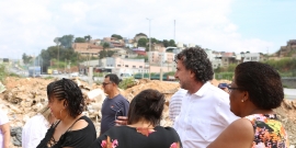 Vereador Gilson Lula Reis e comunidade do Bairro Goiânia, na Rua Araci de Almeida, em visita técnica