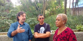 Vereador Gilson Lula Reis e moradores do Conjunto IAPI, em visita técnica ao local