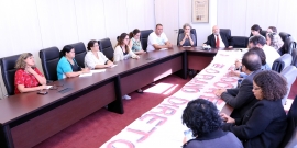 representantes de movimentos populares, organizações da sociedade civil e instituições acadêmicas compõem mesa com presidente Henrique Braga. Faixa com dizeres: "Vereadores, aprovem o Plano Diretor"
