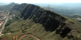 vista superior do Parque Serra do Curral. Área verde com edificações ao fundo