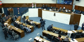 vista superior do Plenário Amynthas de Barros. Parlamentares ocupam seus lugares