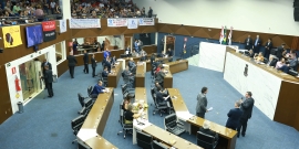 vista superior do Plenário Amynthas de Barros. Parlamentares ocupam seus lugares. Galeria cheia de manifestantes