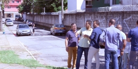 Moradores, vereador e gestores municipais em visita à Rua Professor José Henriques