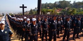 Dezenas de guardas municipais em fila na Praça do Papa