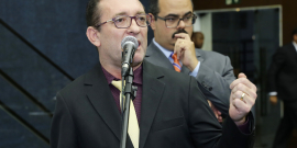 Vereador Cláudio Duarte (PSL) se pronuncia ao microfone. Ao fundo, vereador Mateus Simões (Novo) aguarda em fila