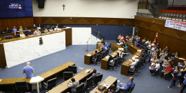 vista superior do Plenário Amynthas de Barros. Categorias de trabalhadores ocupam cadeiras e galeria